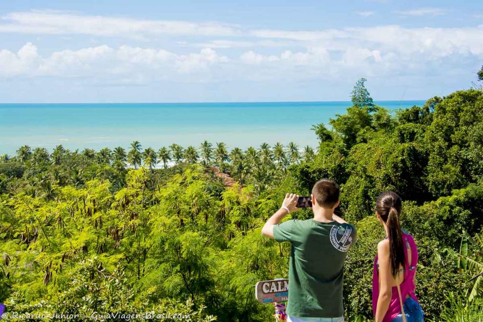 Imagem de um casal no Mirante de Broduei.